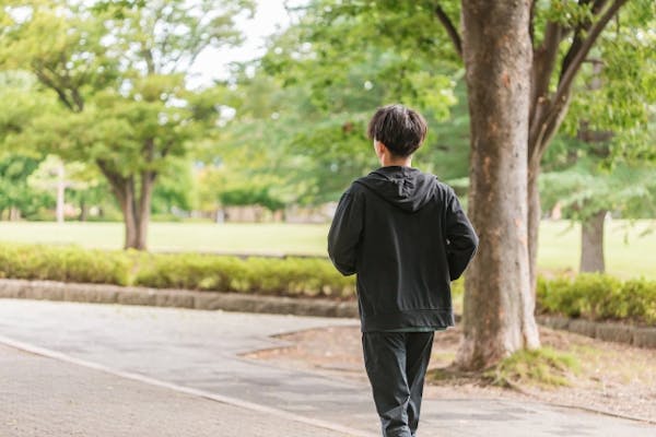 ジョギングをする男性の後ろ姿