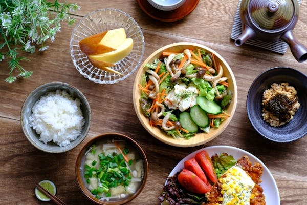 白米や果物とサラダのバランスの良い食事