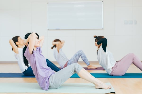 屋内で運動する女性たち