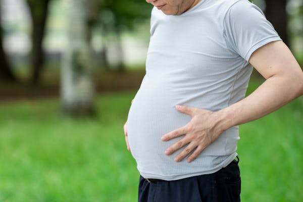 お腹の大きい男性