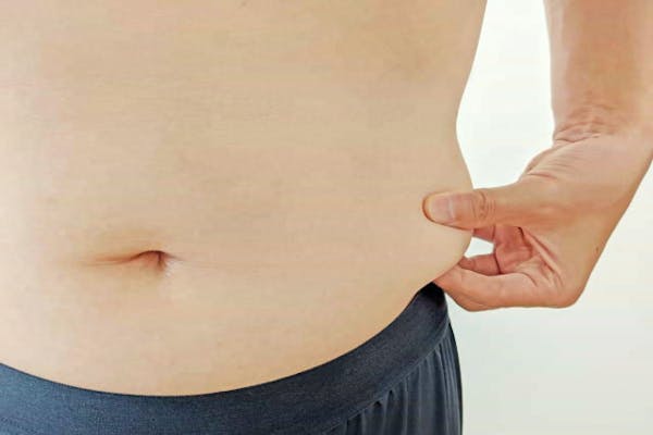お腹のにくをつまんでいる人