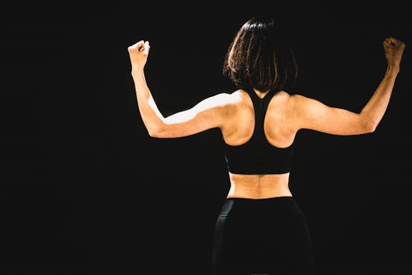 鍛えられた女性の背中