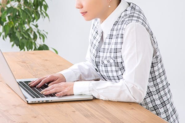 仕事でパソコンを操作する女性