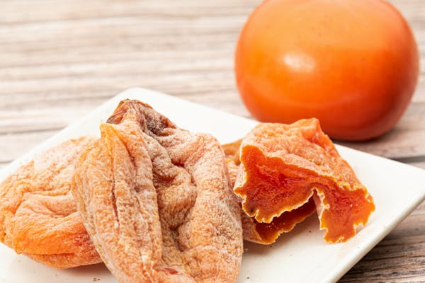 お皿の上の干し柿