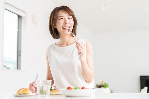 食事をする女性