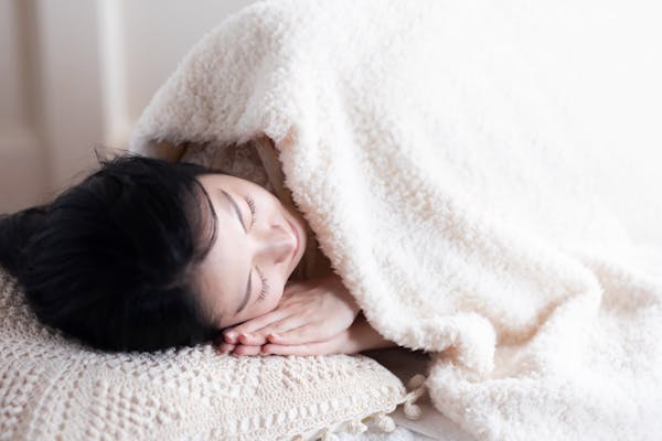 布団で眠る女性