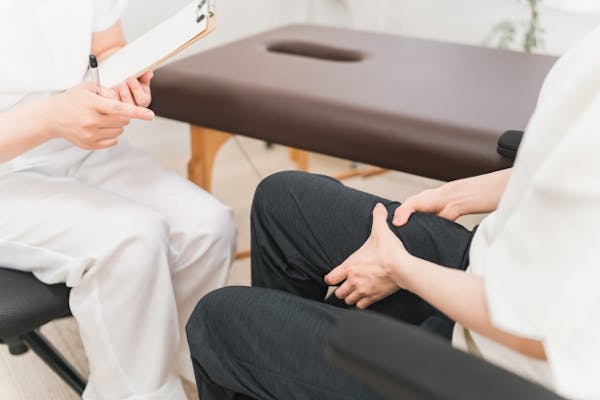 看護師に足の症状を訴える患者