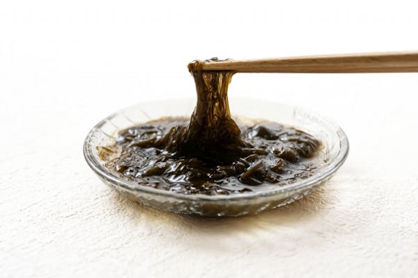 もずくを箸で持ち上げたところ