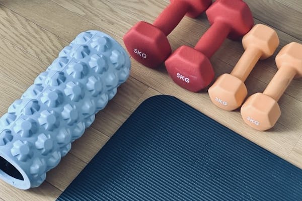 ダンベルやマットなどのトレーニング用品