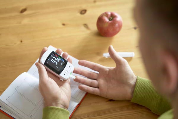 自宅で血糖値を計測している人