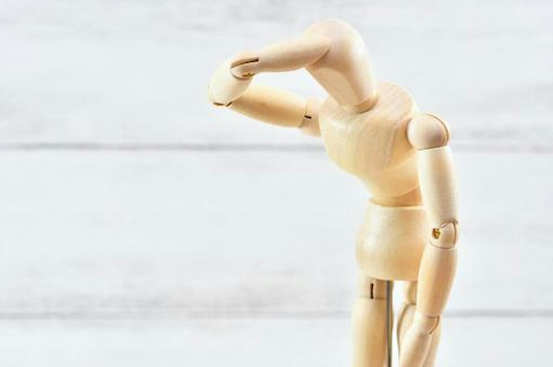 二日酔いとは？お酒によるつらい症状の原因や対処法、予防法を解説のサムネイル