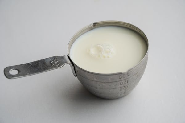 計量カップにはいった白い液体