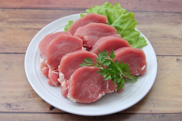 カットした生の豚ヒレ肉