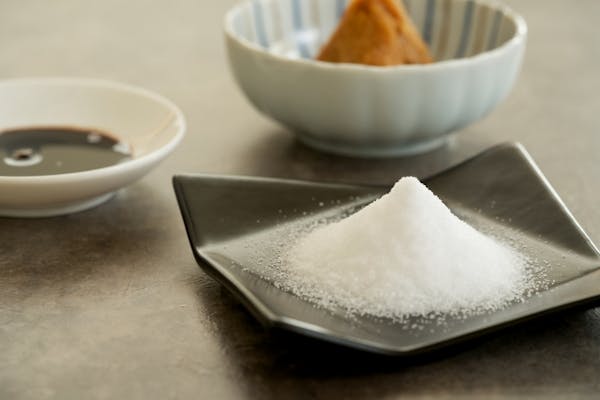 お皿に盛られた塩