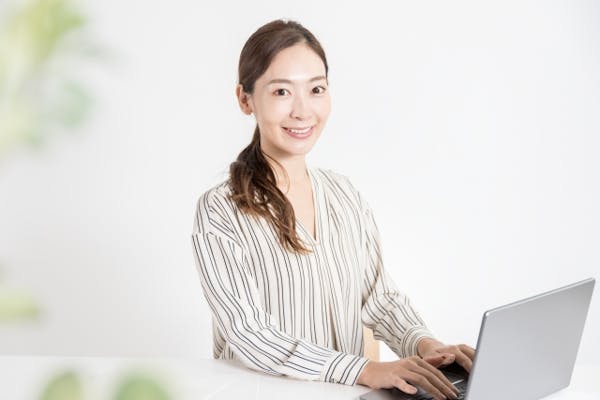 笑顔でパソコン操作する女性