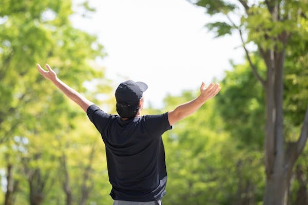 深呼吸している男性の後ろ姿