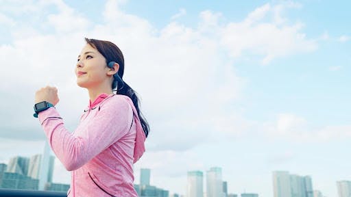 ランニングをする女性