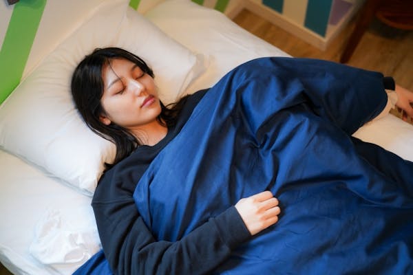 ベッドで寝ている女性