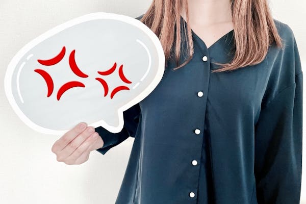 イライラをイメージさせる女性の画像