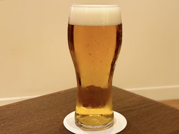 グラスに注がれたビール