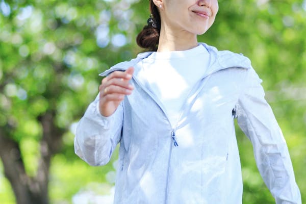 新緑の季節にウォーキングする女性