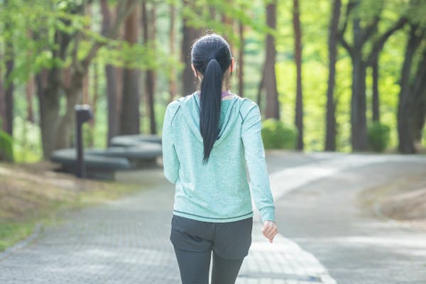 ウォーキングしている女性の後ろ姿