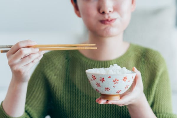 白米を食べている女性