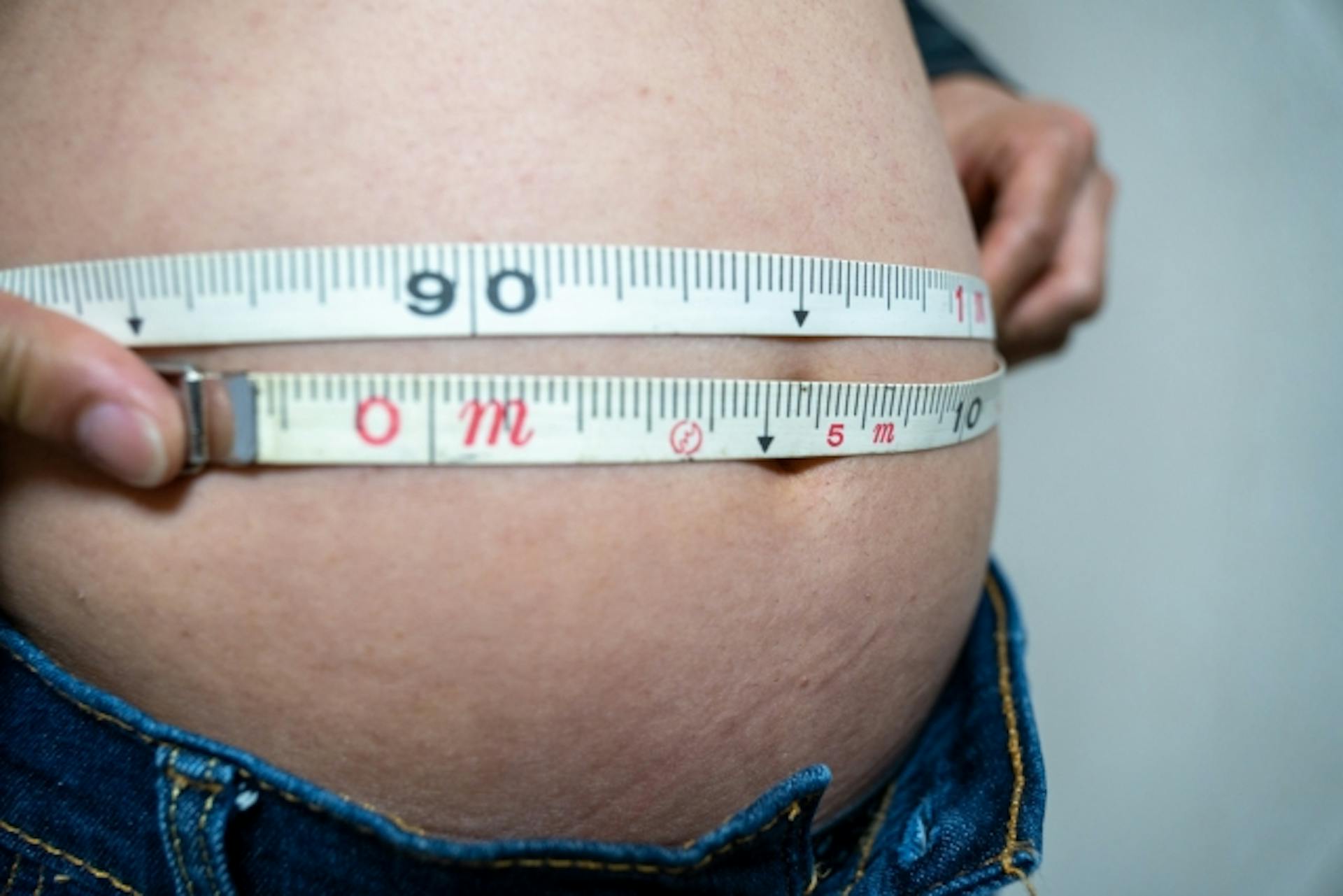 男性の体脂肪率の目安とは？体脂肪蓄積を防ぐためのポイントも解説のサムネイル