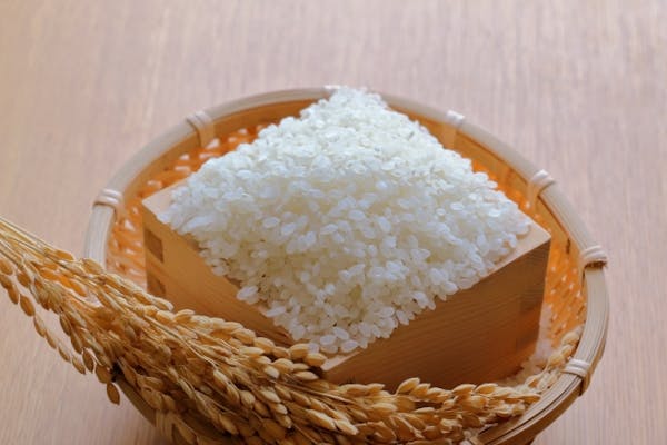 枡にはいった生米と稲