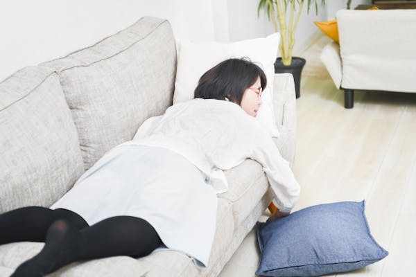 ソファでダラっとする女性