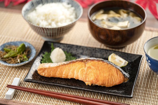 焼き鮭メインの和食
