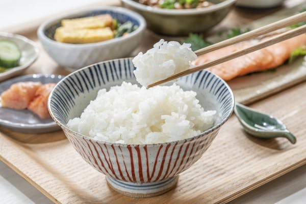 白ご飯をお箸ですくったところ