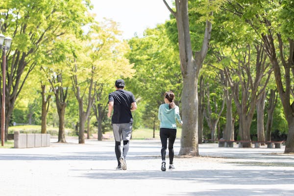 公園でウォーキングする男女