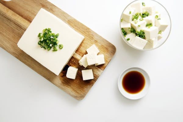 カットした豆腐と薬味