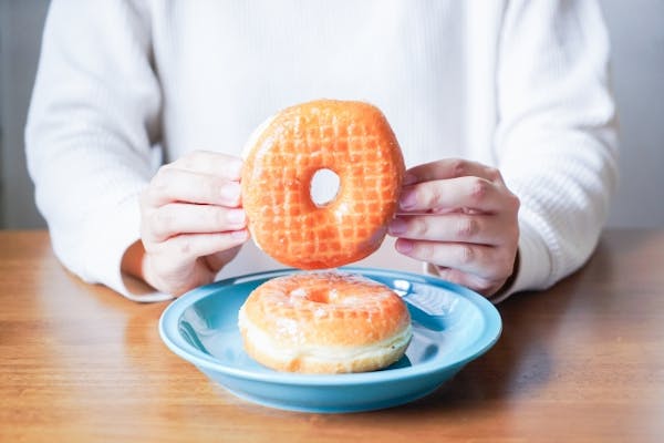 ドーナツを手に持っているところ