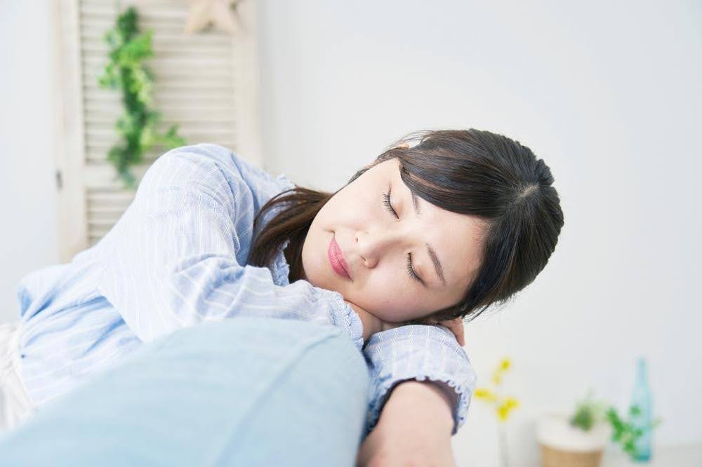 眠る女性