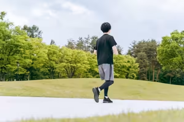 公園でジョギングする男性