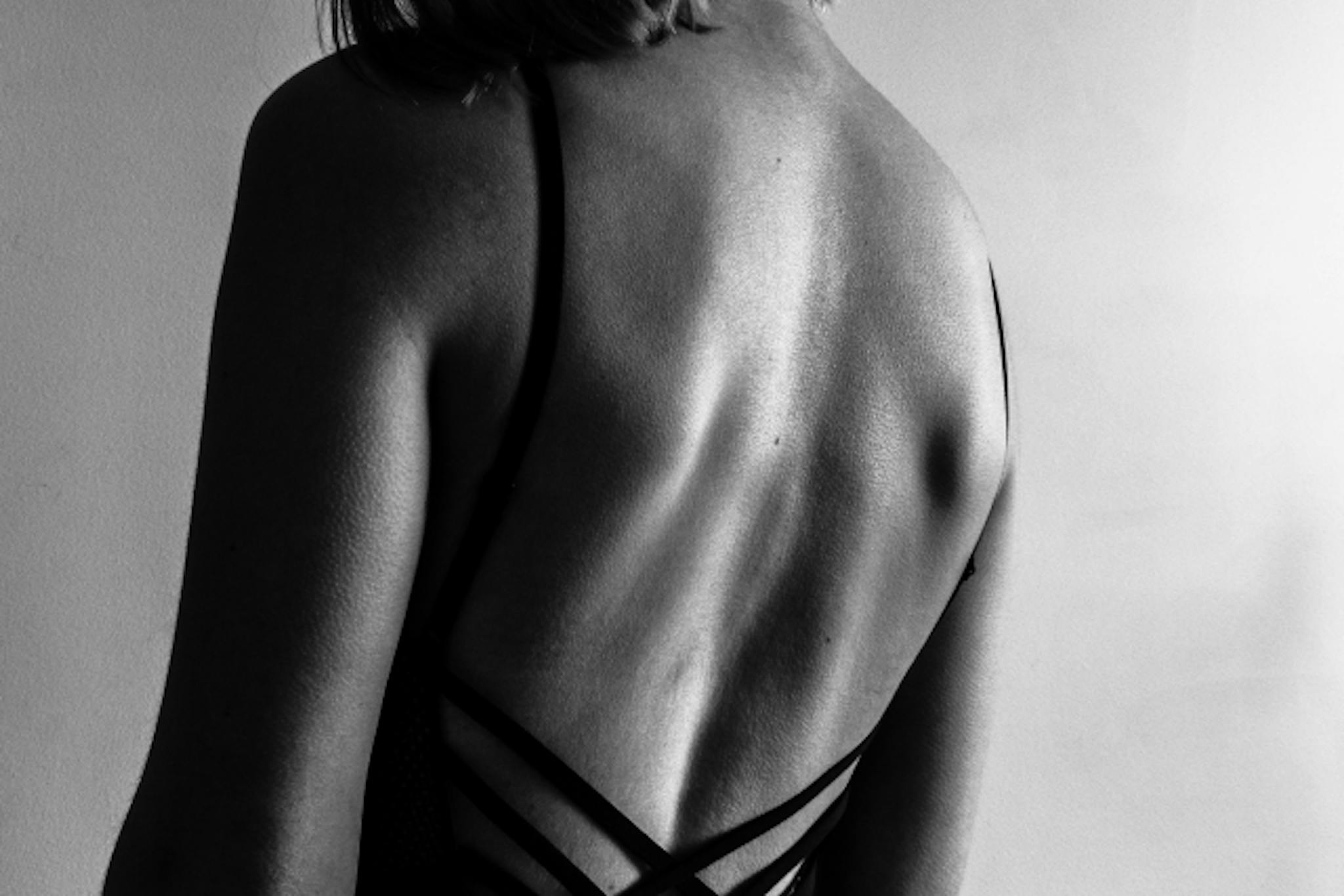 背中痩せを目指すには？効率的に痩せるための運動や食事のポイントのサムネイル