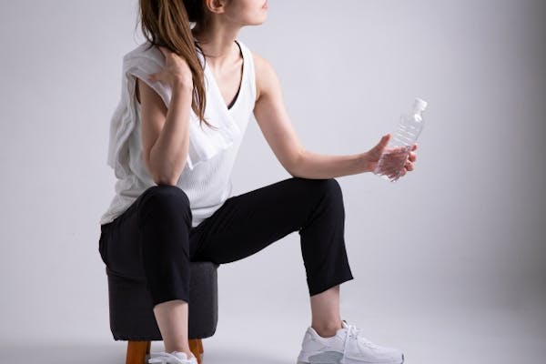 運動休憩中の女性