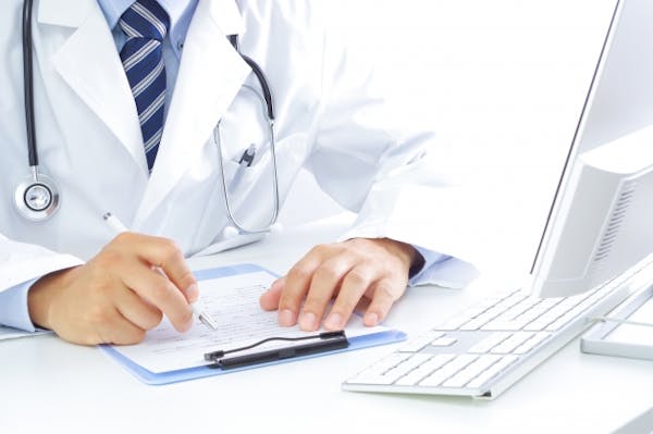 問診をする男性医師