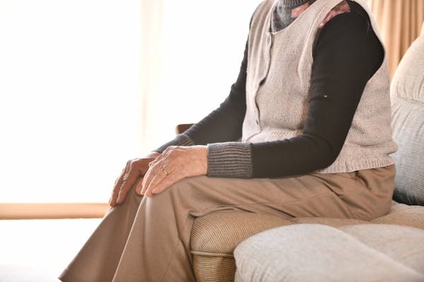 ソファに座る高齢女性