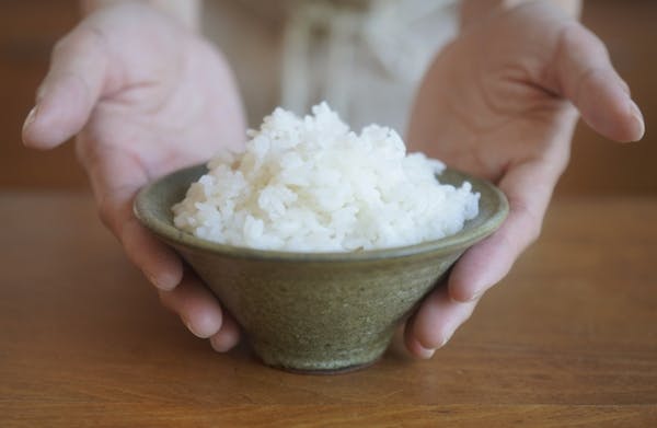 お茶碗によそった白ご飯