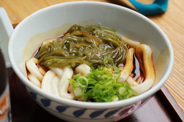 めかぶをのせた釜揚げうどん