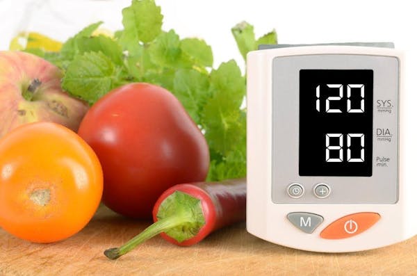 血圧計と様々な野菜