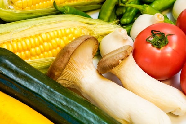 エリンギやトマトなどの野菜やきのこ