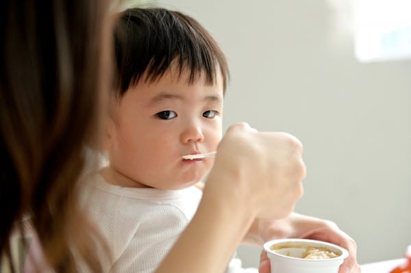 離乳食を食べる赤ちゃん