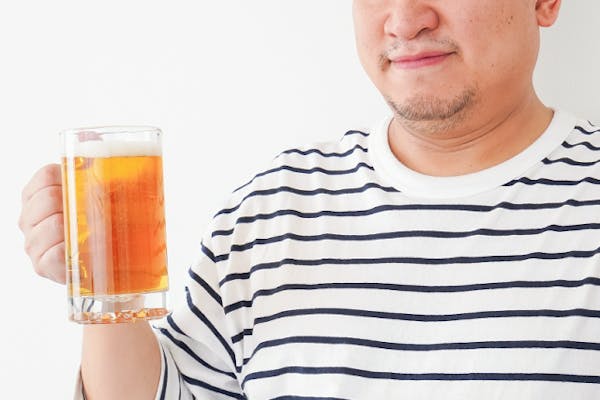 ビールジョッキを持つぽっちゃり男性