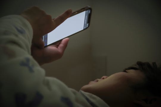 ブルーライトは体に悪い？目や睡眠への悪影響や予防のポイントを解説