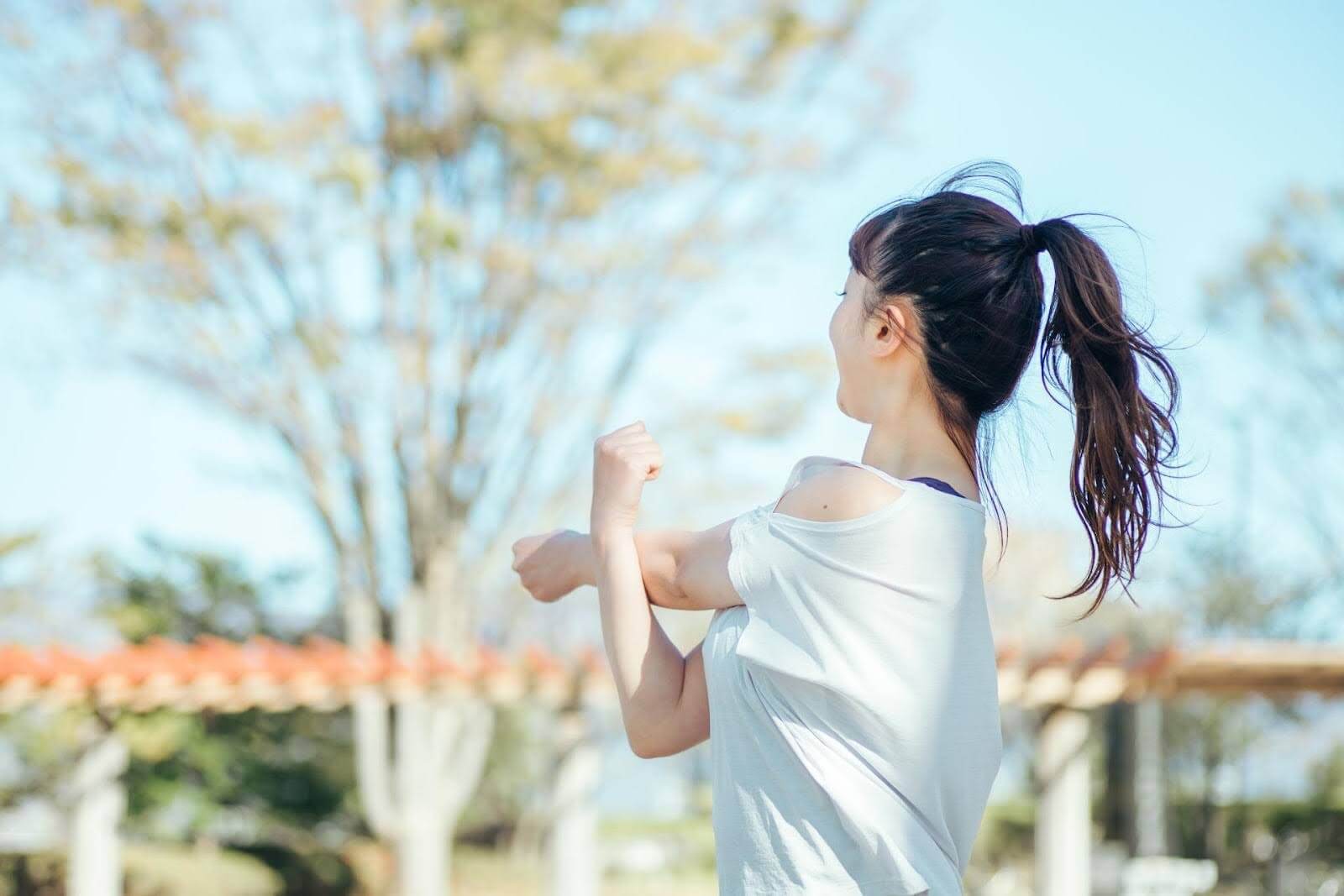 ストレッチする女性