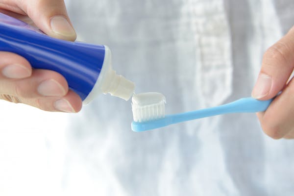歯ブラシに歯磨き粉をつける